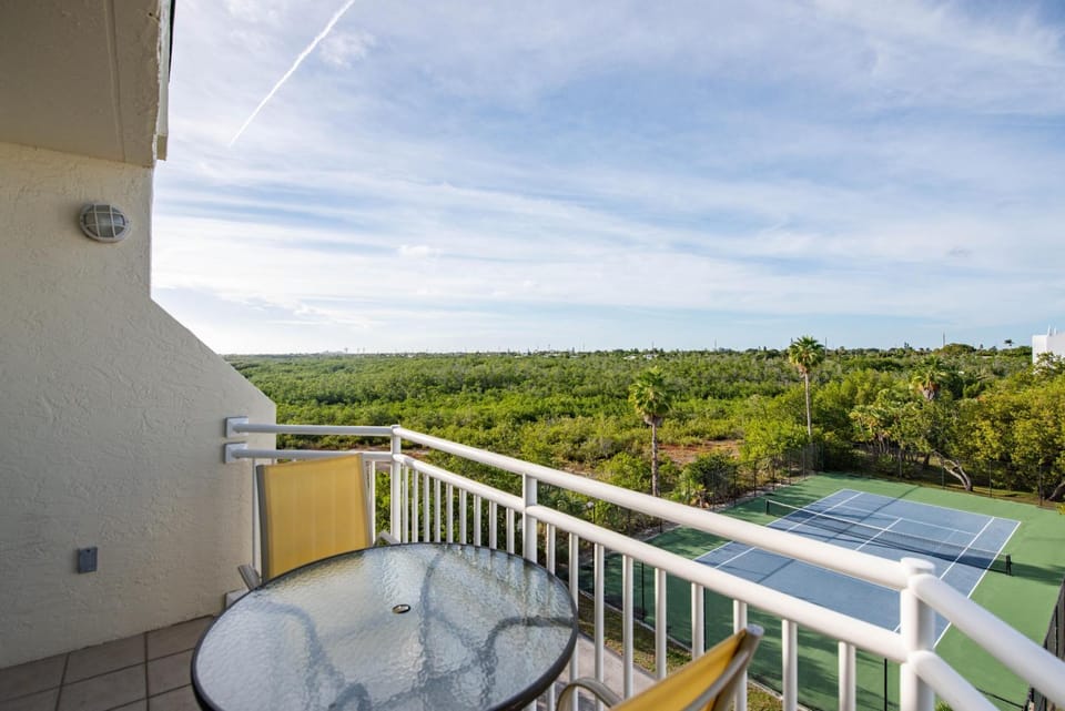 The Saint Kitts Suite - Sunrise Suites Apartment in Key West