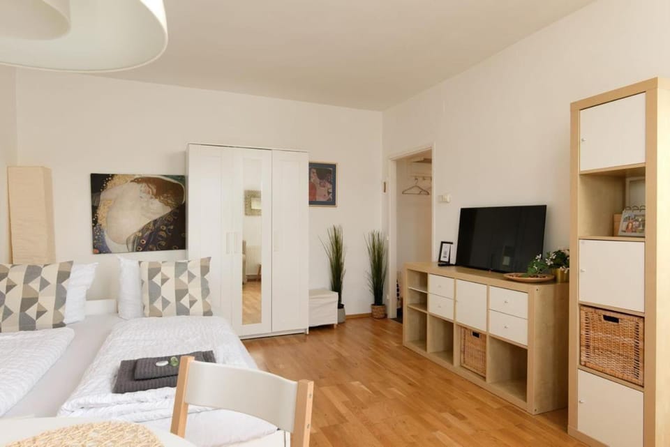 Bed, TV and multimedia, Bedroom