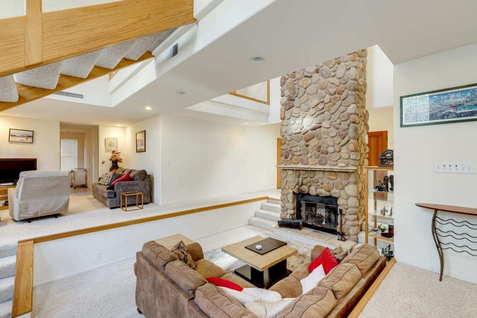 Walk to Trails! Small-Town Hideaway in Cambria House in Cambria