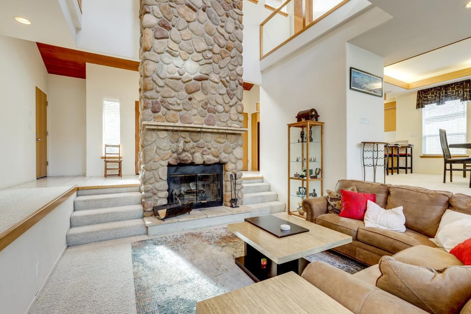 Walk to Trails! Small-Town Hideaway in Cambria House in Cambria