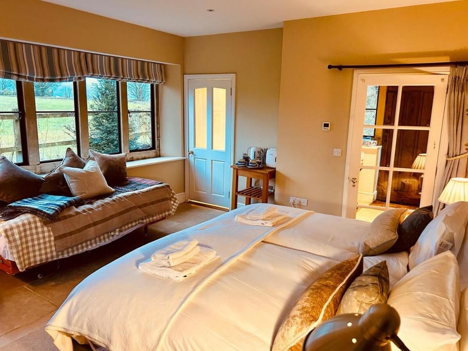 Hill House - 2 Bed Guest Suite by Maison Pro Apartment in Stroud District