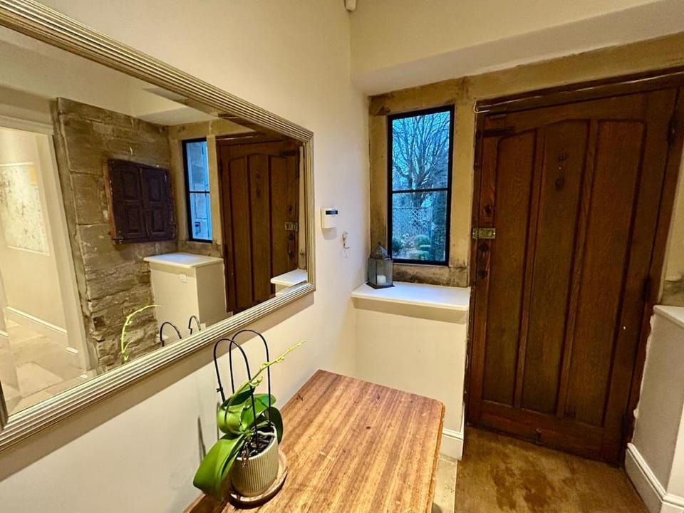Hill House - 2 Bed Guest Suite by Maison Pro Apartment in Stroud District