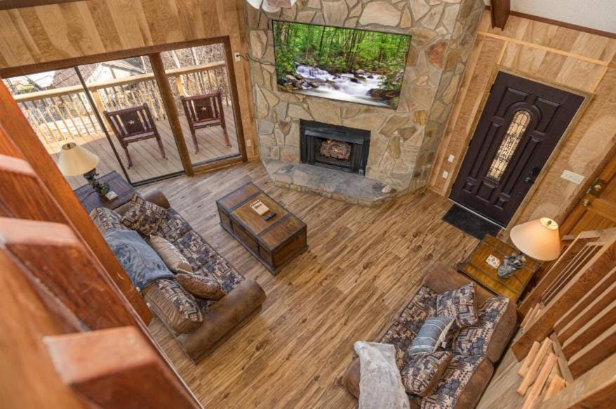 Beorns Cottage 5BR Smoky Mountain Getaway with Views, Hot Tub & Game Room Chalet in Gatlinburg