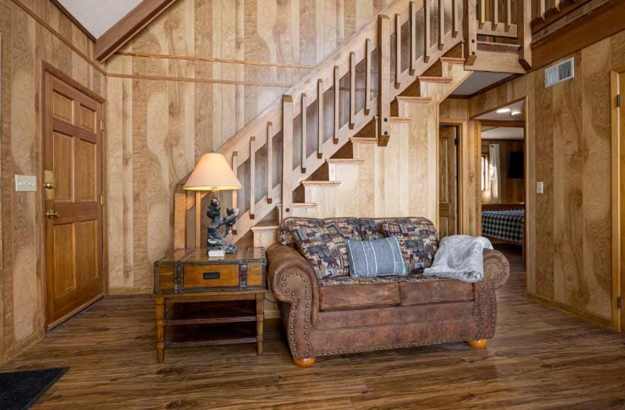 Beorns Cottage 5BR Smoky Mountain Getaway with Views, Hot Tub & Game Room Chalet in Gatlinburg