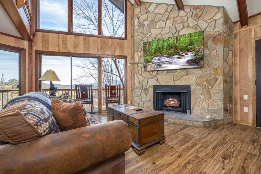 Beorns Cottage 5BR Smoky Mountain Getaway with Views, Hot Tub & Game Room Chalet in Gatlinburg