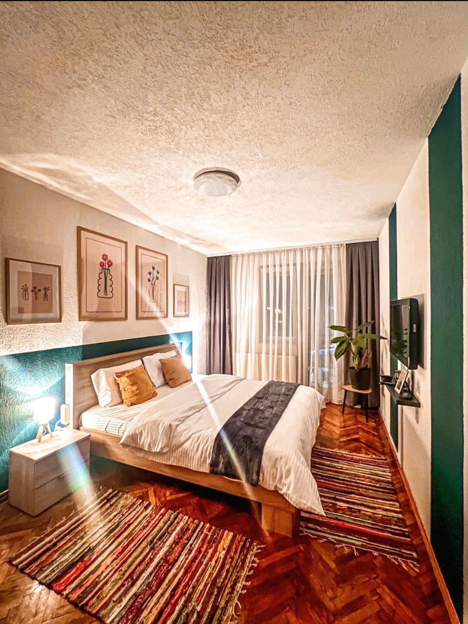 Bed, TV and multimedia, Bedroom