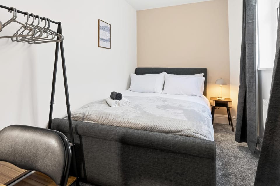 Bed, Photo of the whole room, Bedroom, towels