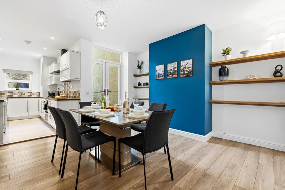 Kitchen or kitchenette, Seating area, Dining area