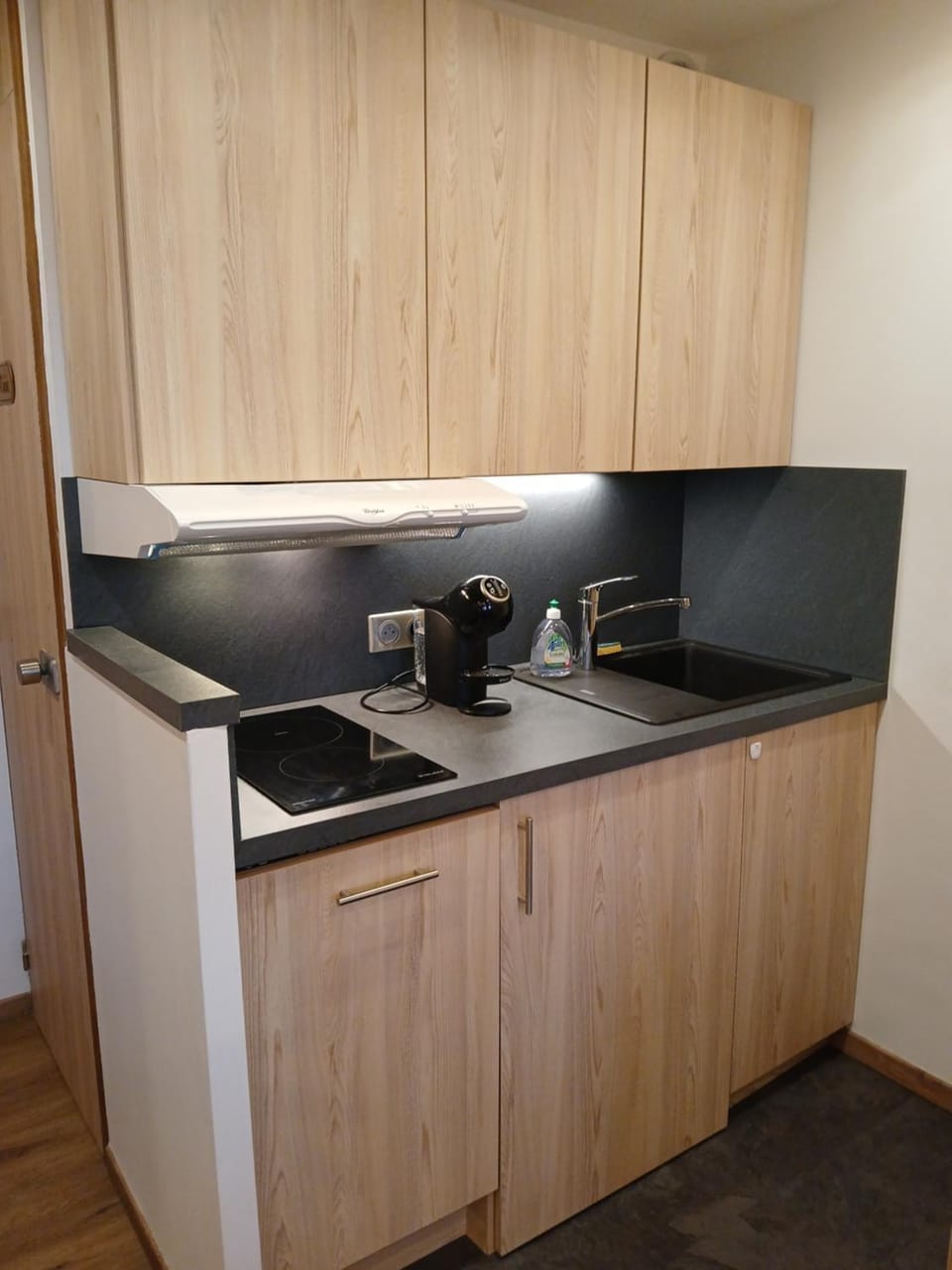 Coffee/tea facilities, Kitchen or kitchenette, stove