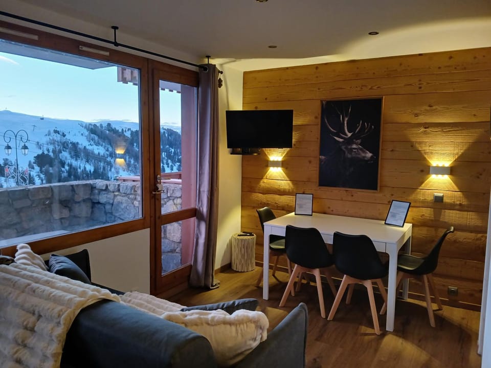 TV and multimedia, Living room, Dining area, Mountain view