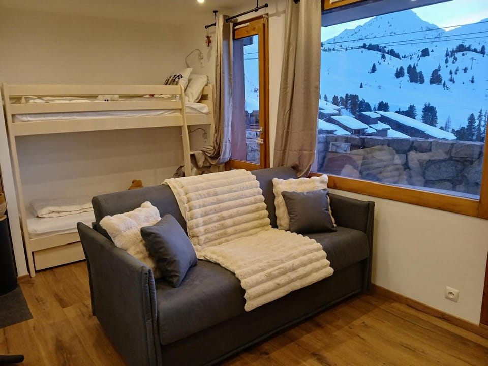 Bed, Living room, Bedroom, Mountain view