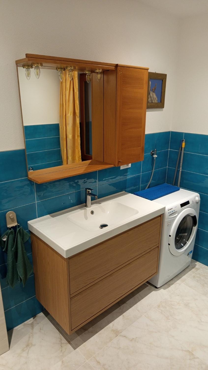 Bathroom, towels, washing machine