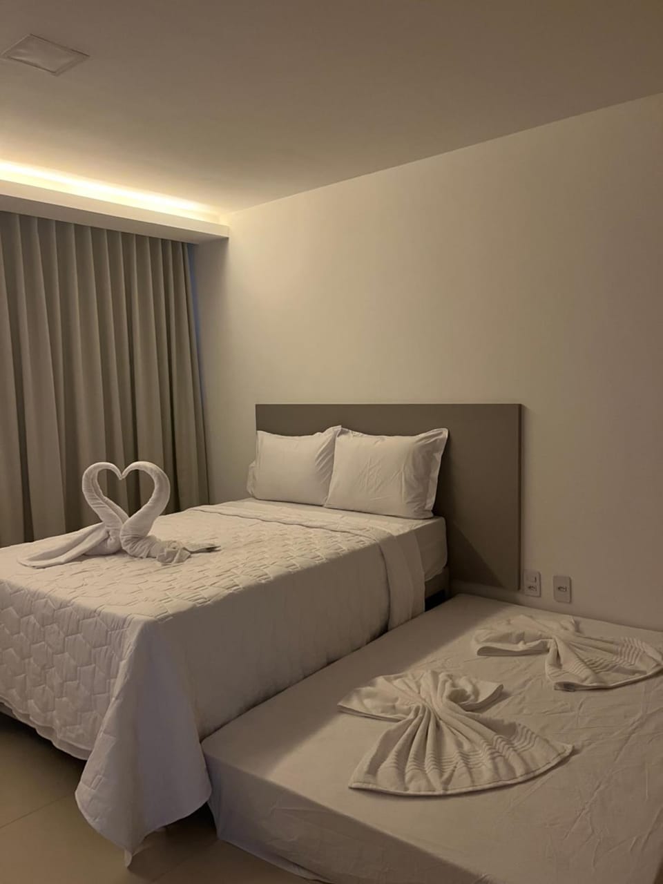 Bed, towels