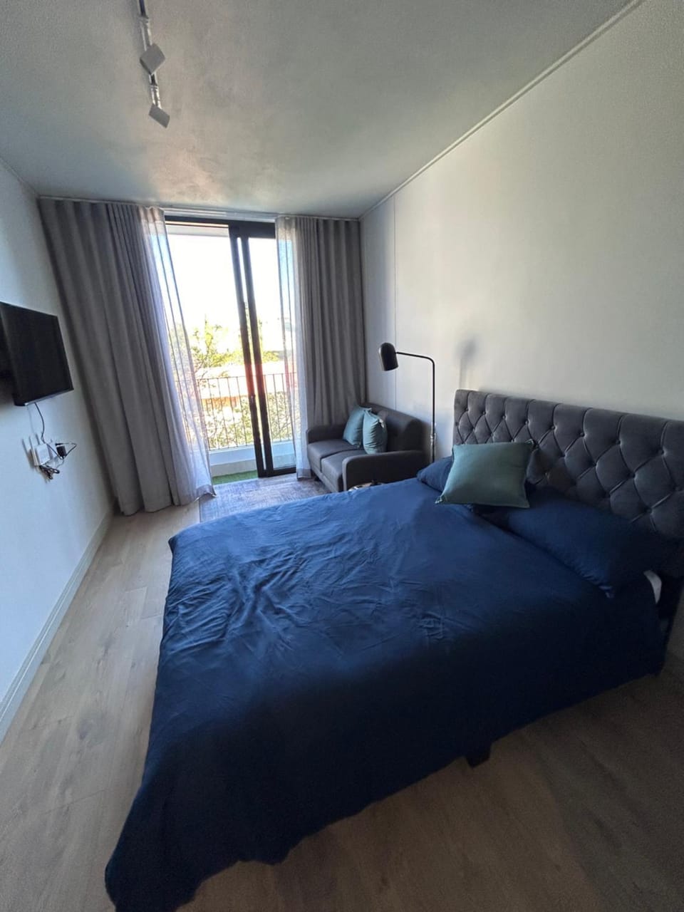 Bed, Living room, Photo of the whole room, Seating area, Bedroom