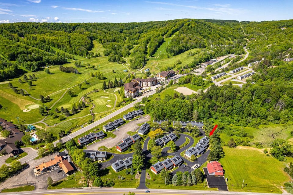 Updated 3BR Townhome Across From Holiday Valley House in Ellicottville