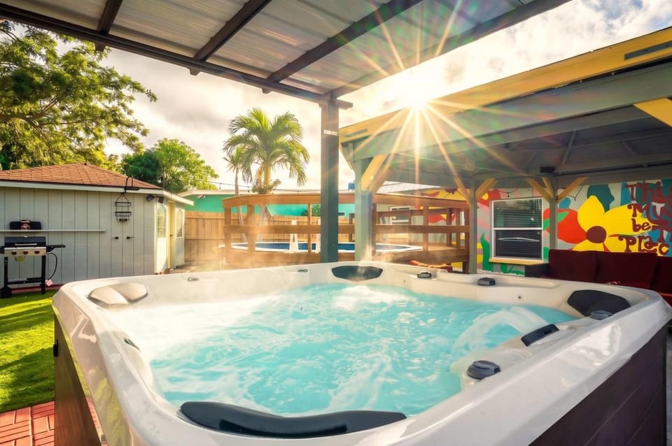 Pool Hot Tub Dogs Allowed Near Beach Family House in Largo