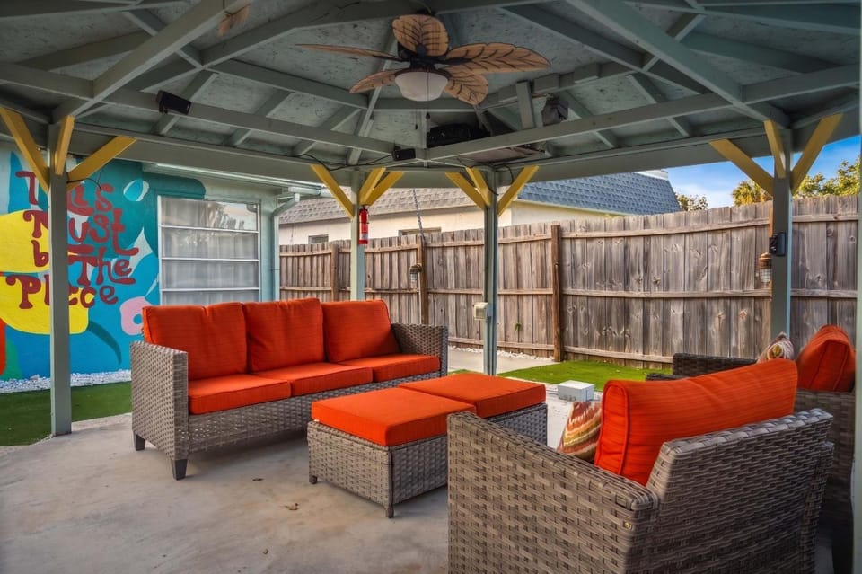 Pool Hot Tub Dogs Allowed Near Beach Family House in Largo