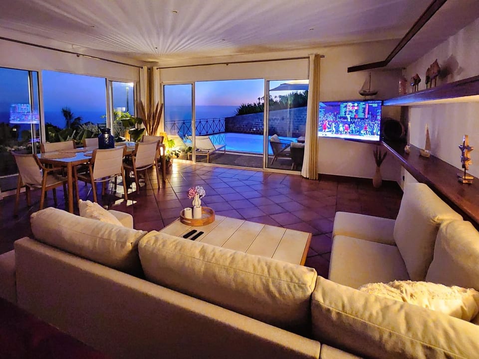Communal lounge/ TV room, TV and multimedia, Balcony/Terrace, Living room