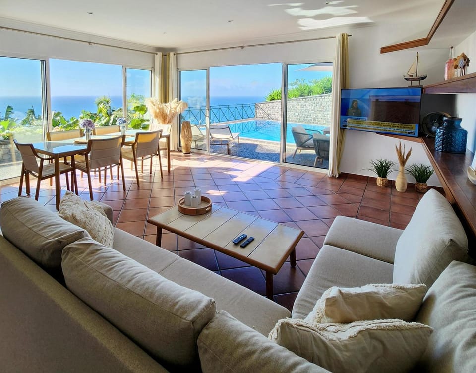 Communal lounge/ TV room, Natural landscape, TV and multimedia, Balcony/Terrace, Living room, Seating area, Sea view