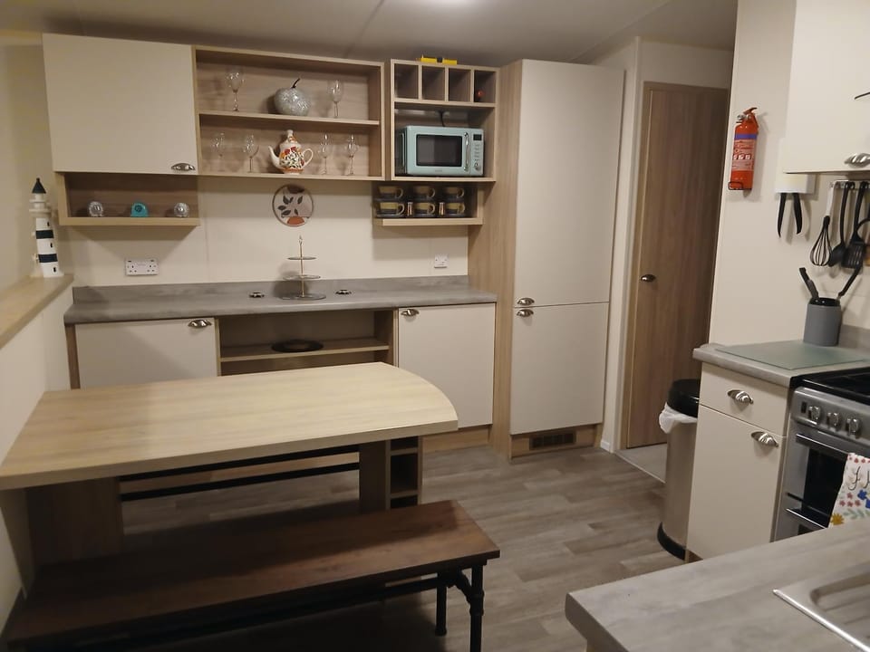Kitchen or kitchenette, Dining area, oven, stove