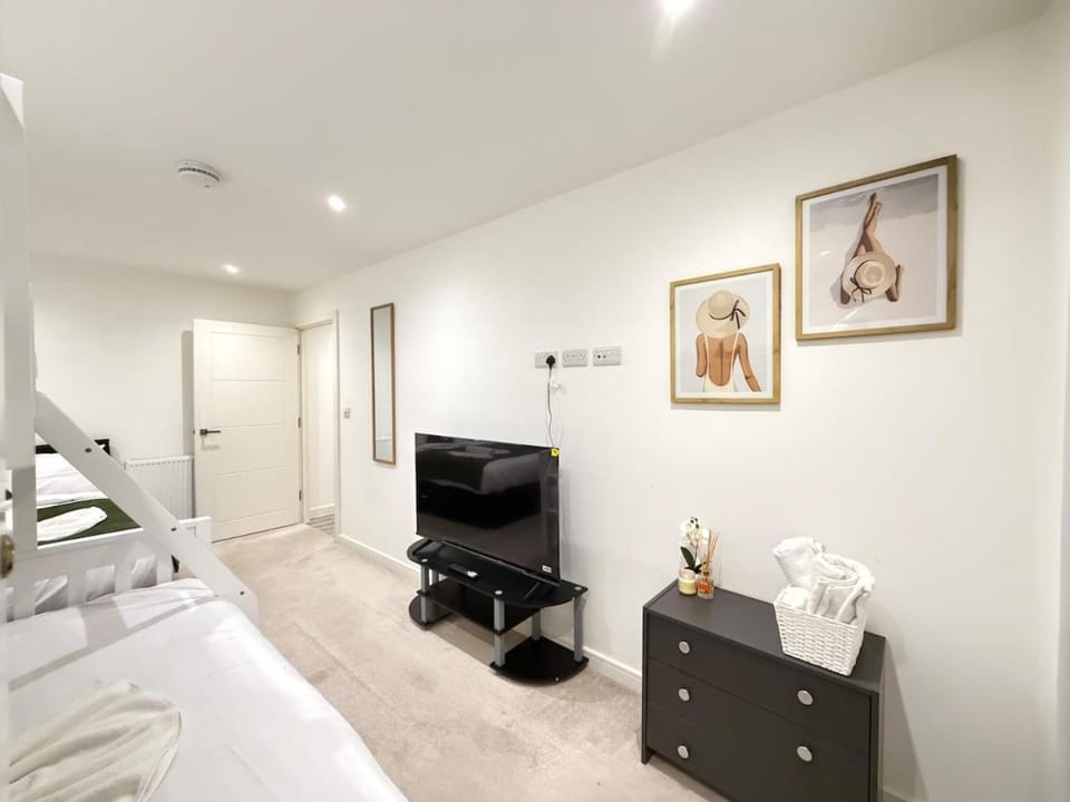 Bed, TV and multimedia, Photo of the whole room, Bedroom, bunk bed