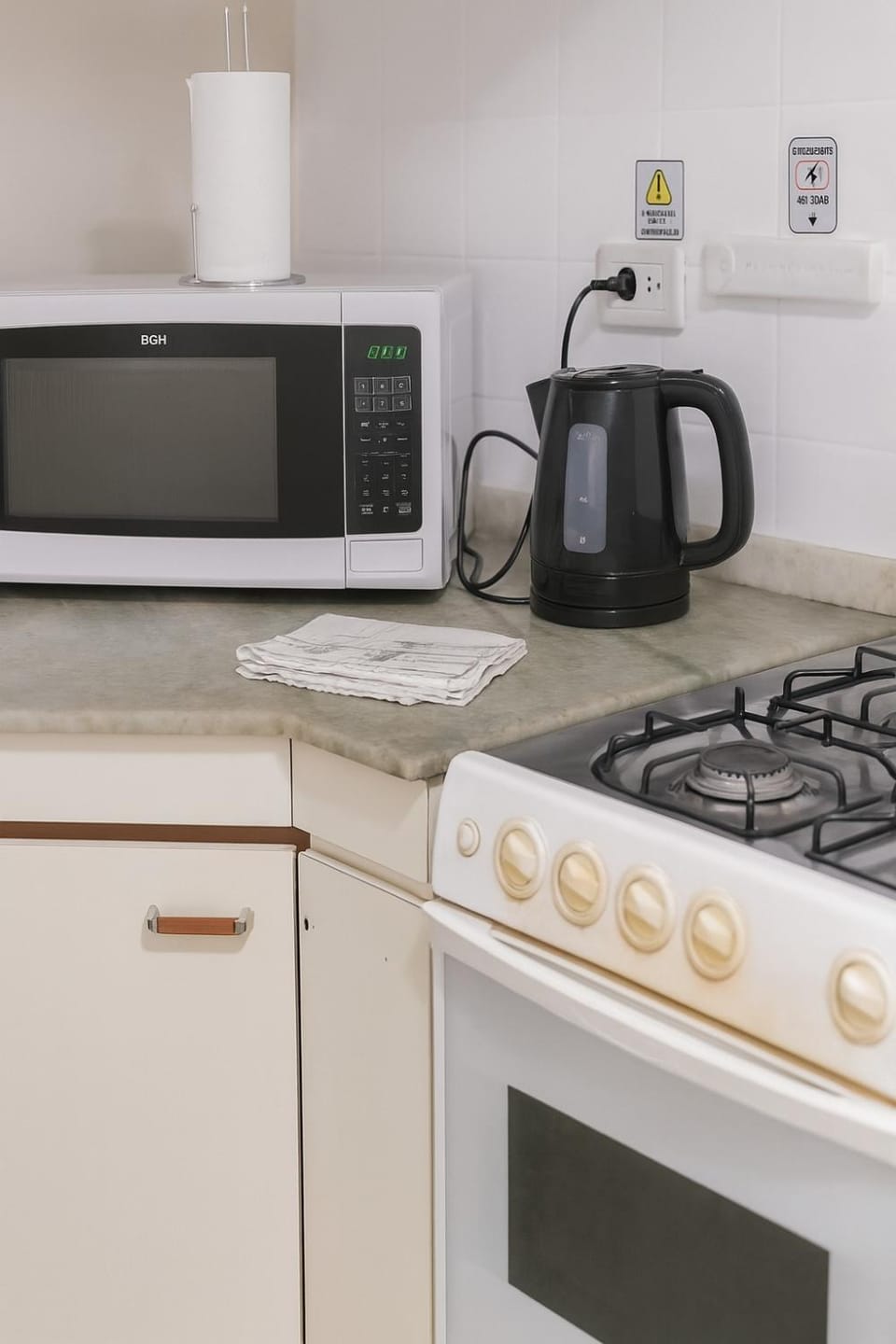 Coffee/tea facilities, Kitchen or kitchenette, stove