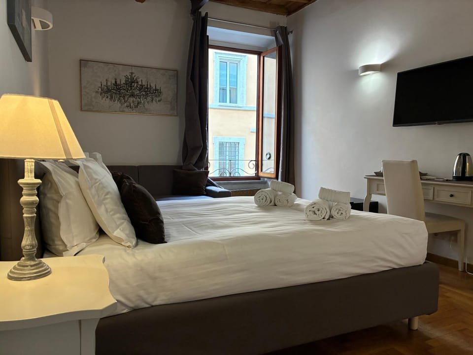 Bed, TV and multimedia, Coffee/tea facilities, Photo of the whole room, Decorative detail, Decorative detail, Bedroom