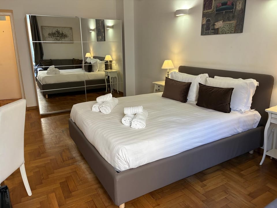 Bed, TV and multimedia, Photo of the whole room, Decorative detail, Decorative detail, Bedroom, towels