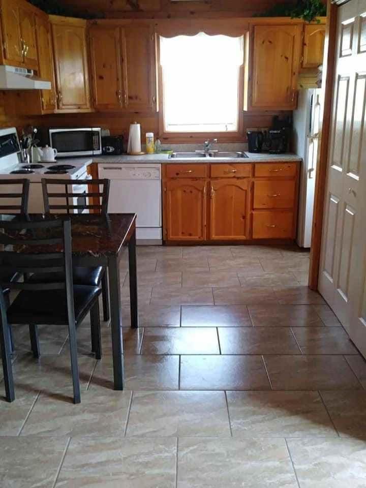 Coffee/tea facilities, Kitchen or kitchenette, Dining area, dishwasher, microwave, oven, stove