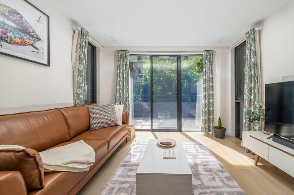 TV and multimedia, Living room, Seating area, Evening entertainment