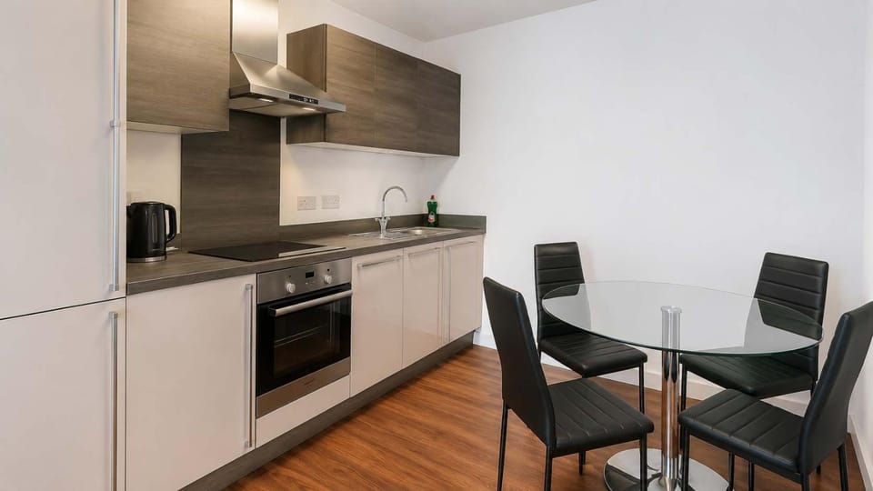 Contemporary 2 Bedroom Flat with Great Location in Salford Apartment in Salford