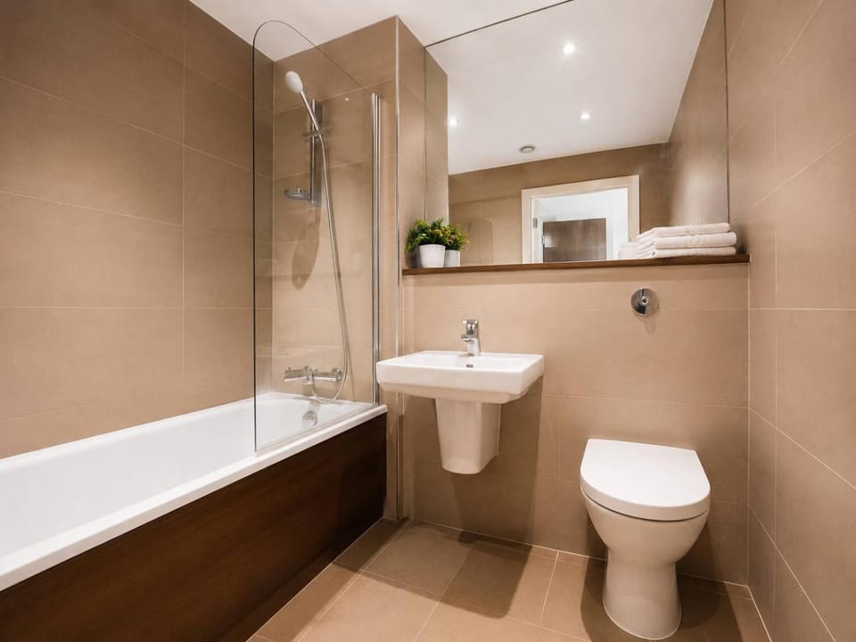 Contemporary 2 Bedroom Flat with Great Location in Salford Apartment in Salford