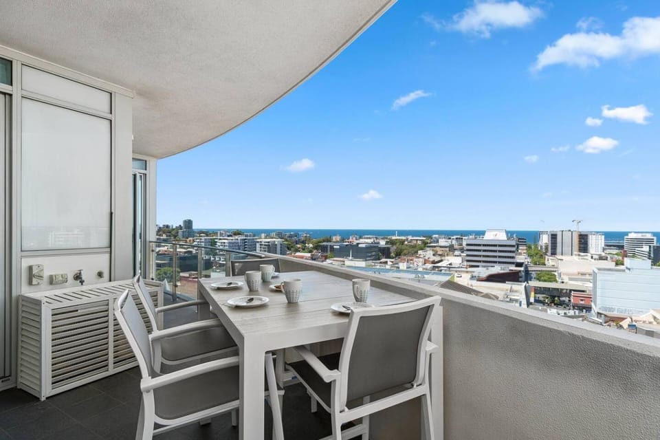 View (from property/room), Balcony/Terrace, Dining area, Sea view