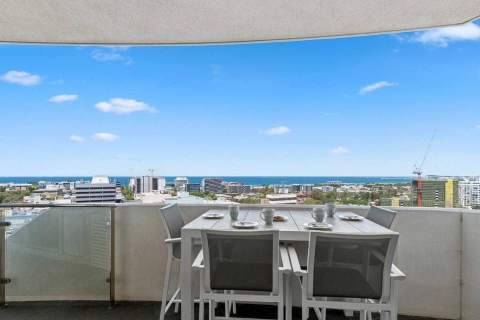 View (from property/room), Balcony/Terrace, Dining area, Sea view