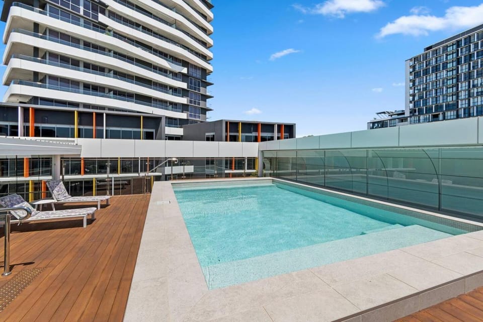 Property building, Swimming pool, sunbed