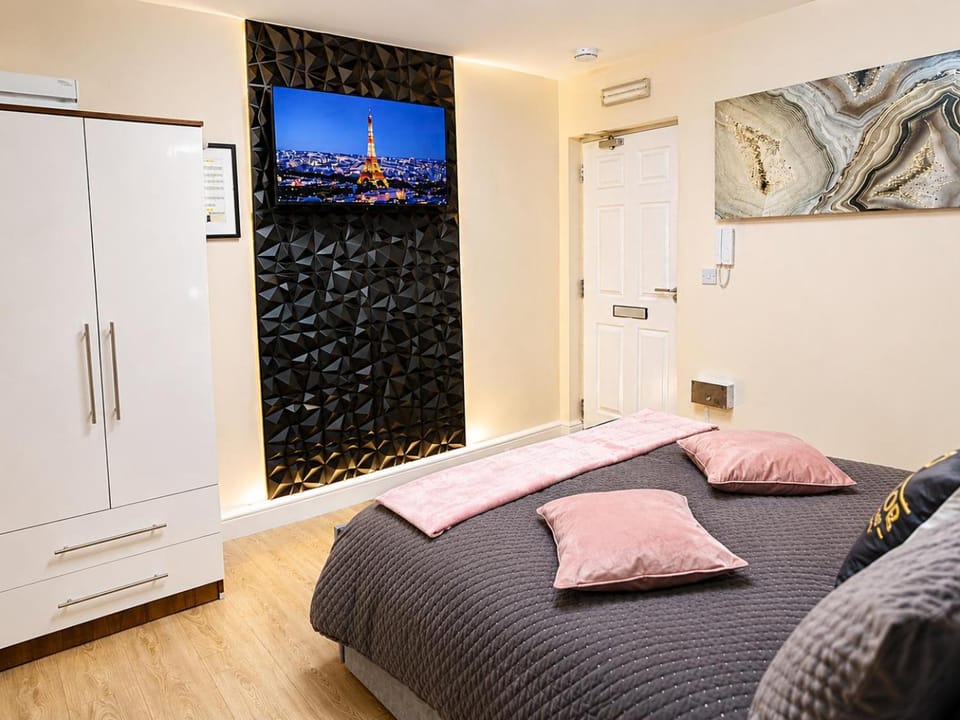 Bed, TV and multimedia, Bedroom, internet, wardrobe