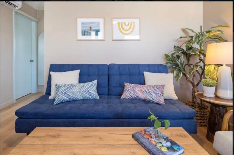 One Bed Honolulu Kaaha Apartment in McCully-Moiliili