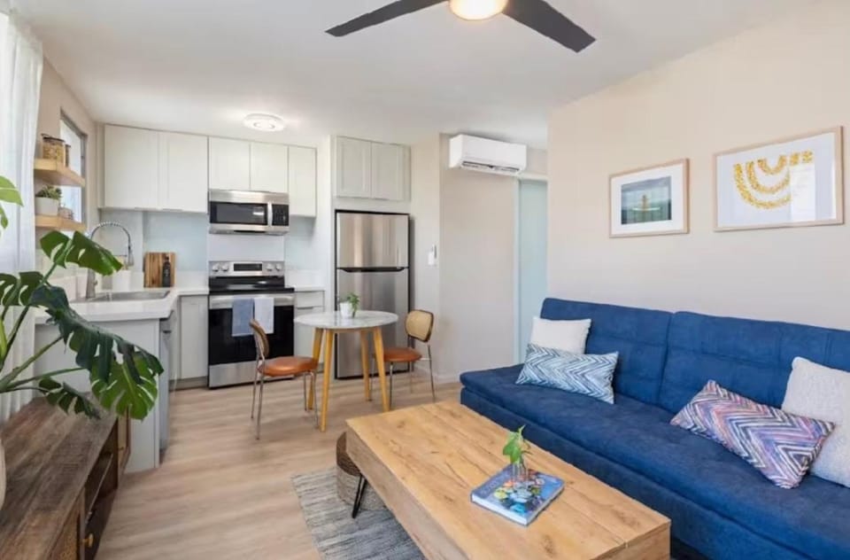 One Bed Honolulu Kaaha Apartment in McCully-Moiliili