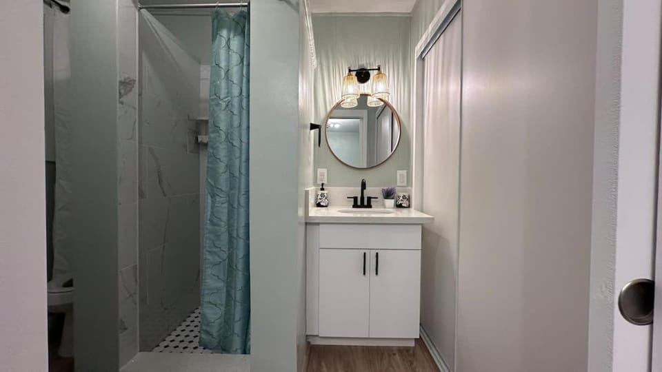 Tranquil Ground Floor Unit Central Honolulu & AC Apartment in McCully-Moiliili