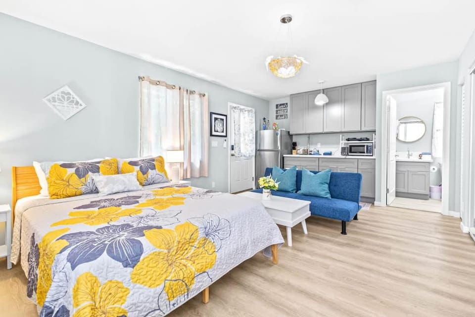 Bed, Living room, Photo of the whole room, Seating area, Bedroom, pet friendly