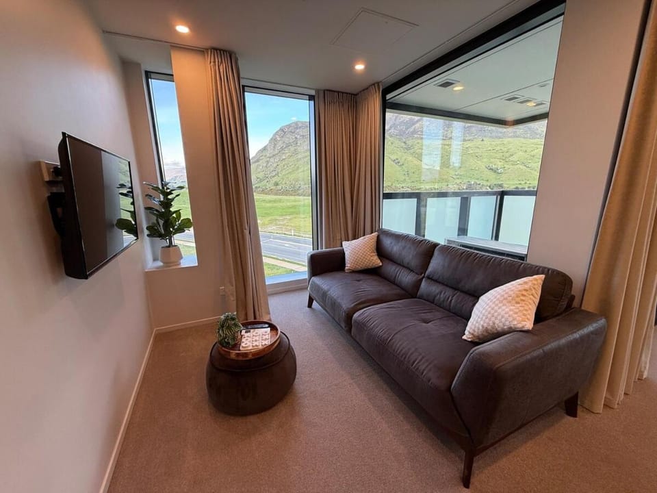 TV and multimedia, Living room, Seating area, Evening entertainment, Landmark view