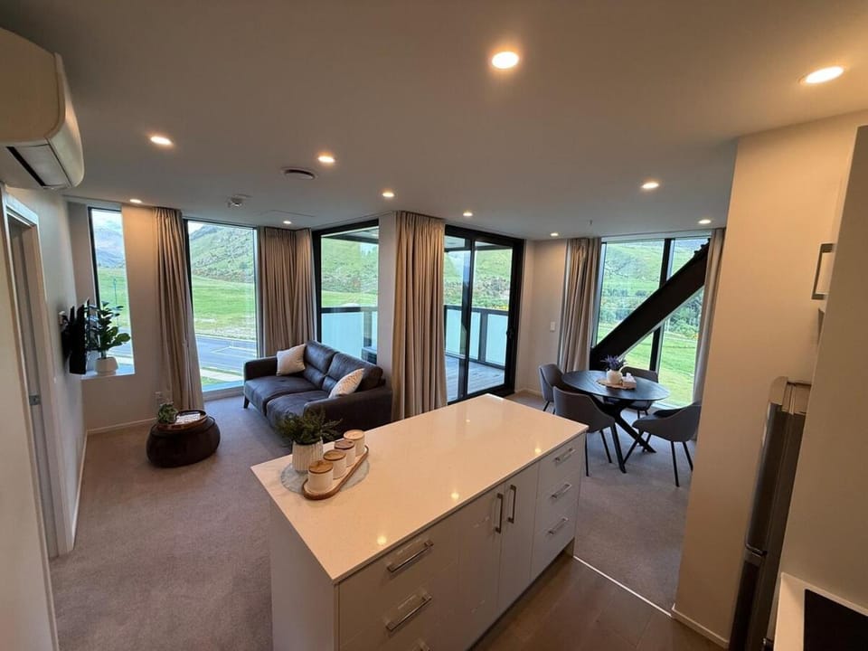 TV and multimedia, Coffee/tea facilities, View (from property/room), Kitchen or kitchenette, Living room, Seating area, Dining area, Landmark view, Landmark view, Mountain view, Mountain view, River view, River view, Street view, Street view, Quiet street view, air conditioner