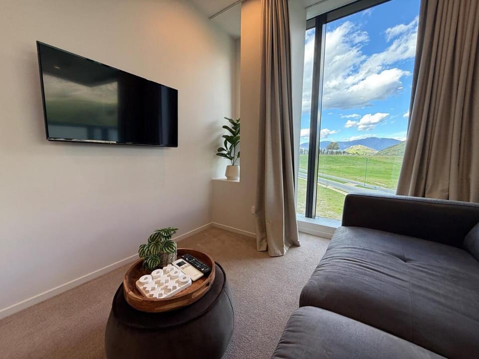 Natural landscape, TV and multimedia, Living room, Seating area