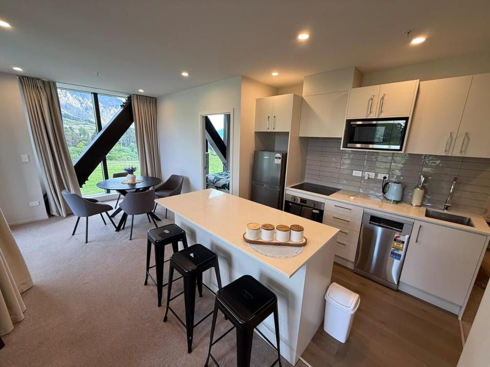 Coffee/tea facilities, Kitchen or kitchenette, Living room, Seating area, Dining area, dishwasher, oven, stove