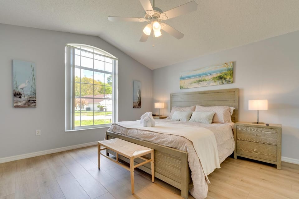4 BR Private Pool and Lake View Near Disney House in Kissimmee