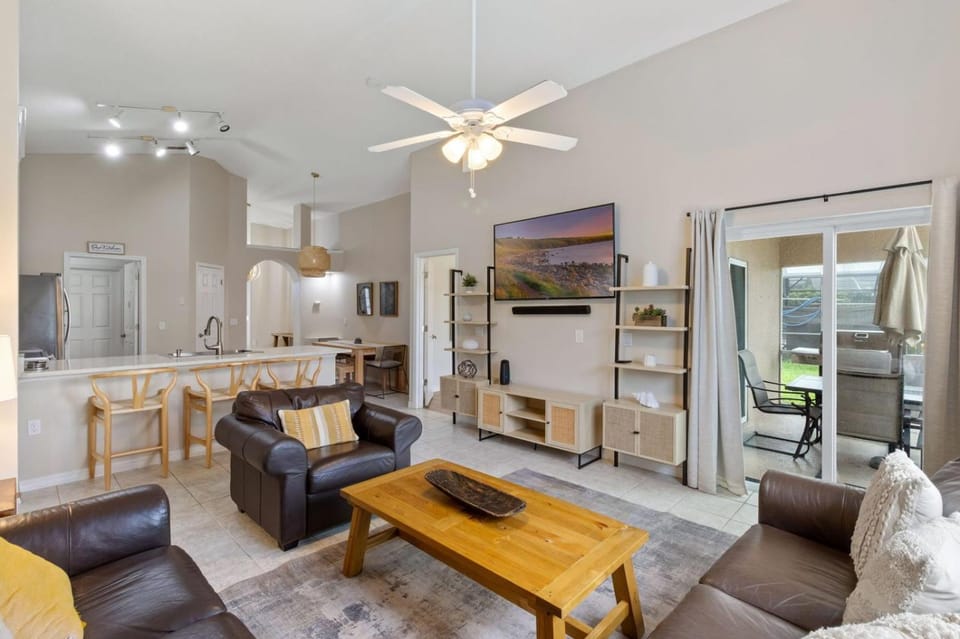 4 BR Private Pool and Lake View Near Disney House in Kissimmee