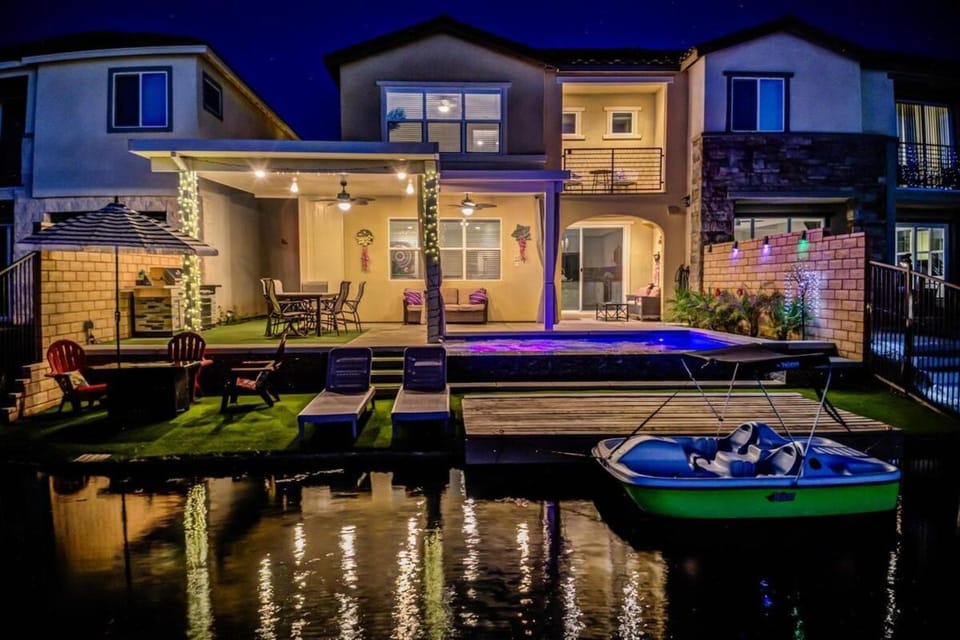 Coachella Valley Lakeside Villa with Unbeatable Views House in Indio