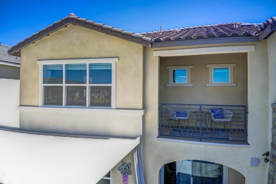Coachella Valley Lakeside Villa with Unbeatable Views House in Indio
