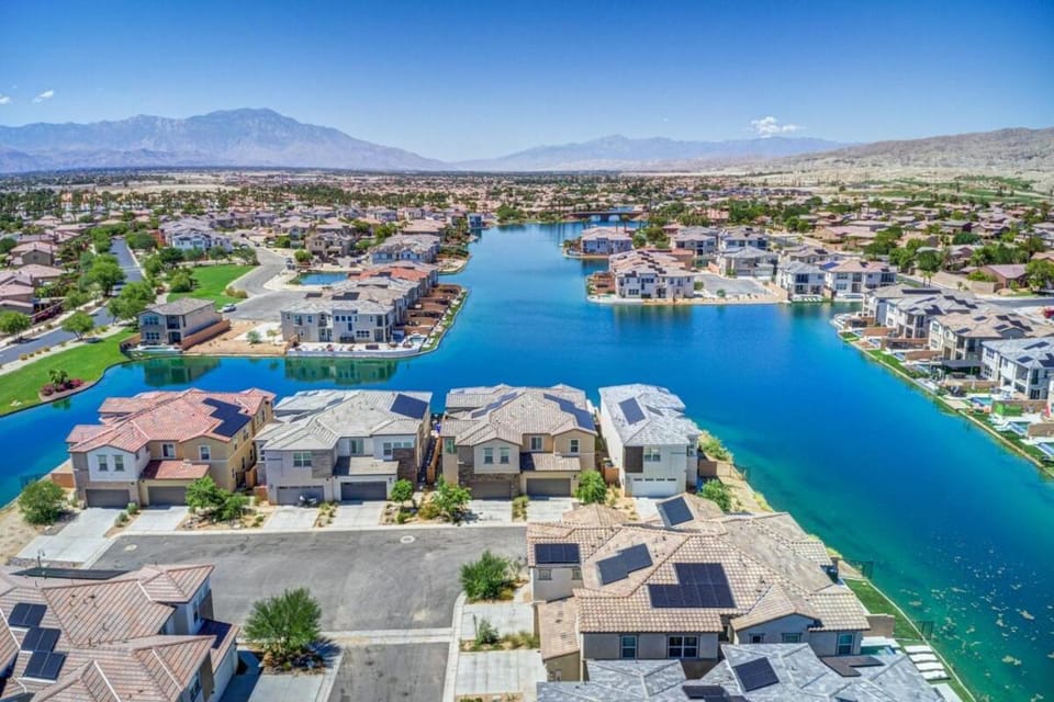 Coachella Valley Lakeside Villa with Unbeatable Views House in Indio