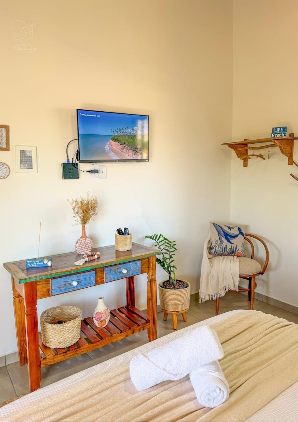 Bed, TV and multimedia, Decorative detail, Bedroom, towels